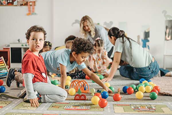 Kinder am spielen.