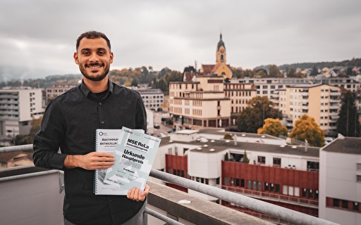 Junger Mann mit Auszeichnung auf Dachterrasse