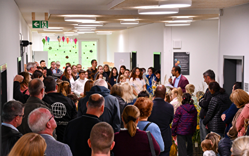 Viele Menschen im Pavillon Gersag zum Eröffnungsfest.
