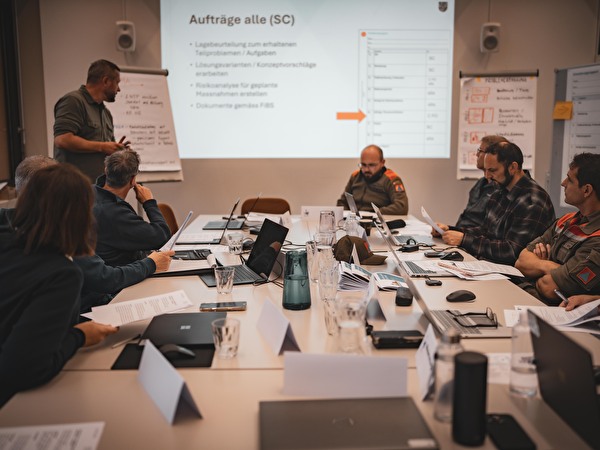 Beschäftigte Gruppe an grossem Tisch