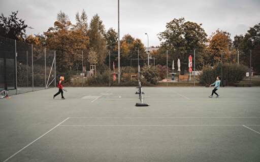 Zwei Jungs spielen Pickleball im Rossmoos.