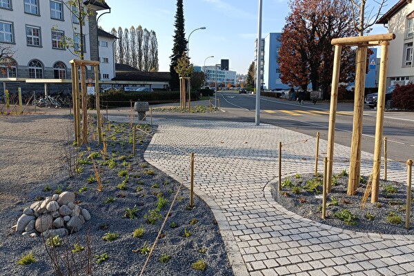 Ein Platz vor einem Schulhaus.