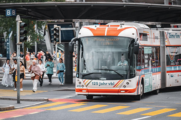 Bus fährt von Bahnhof Luzern los.