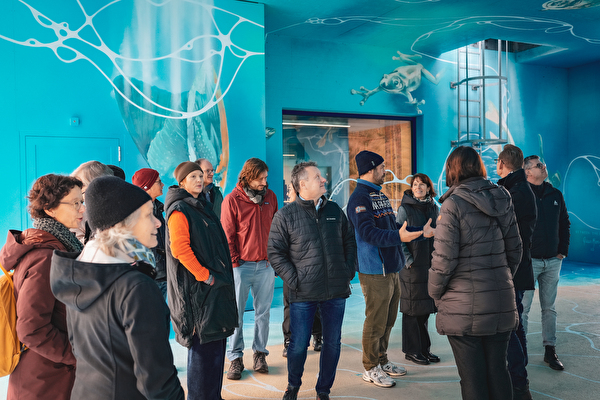 Menschen beim Wandbild