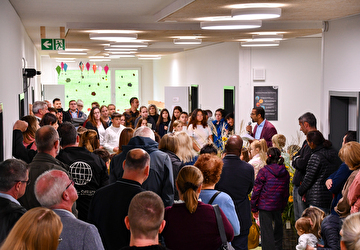 Viele Menschen im Pavillon Gersag zum Eröffnungsfest.