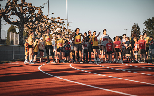 Athletinnen und Athleten auf der Rundbahn Gersag.