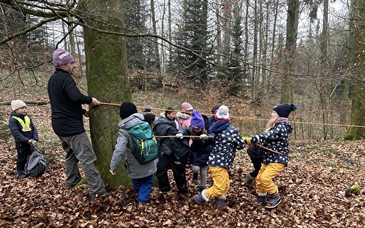 Kinder im Wald.