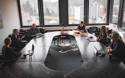 Eine Gruppe Menschen in einem Sitzungszimmer