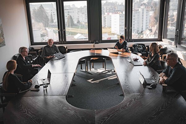 Eine Gruppe Menschen in einem Sitzungszimmer