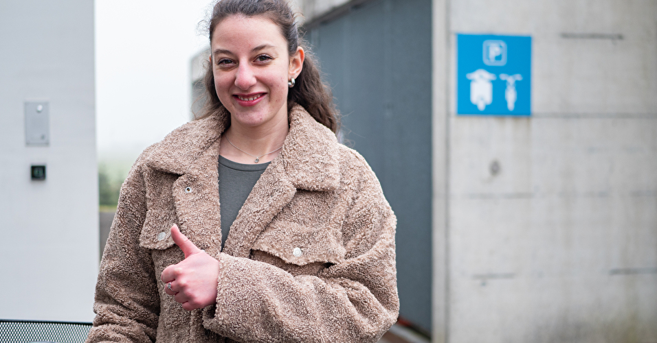 Eine Junge Frau bei einem Veloparkplatz