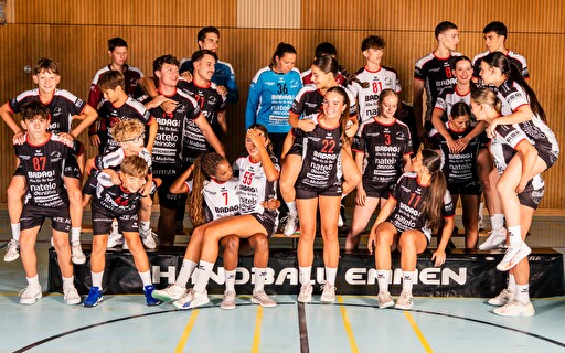 Sportlerinnen und Sportler in Vorbereitung für ein Gruppenfoto.