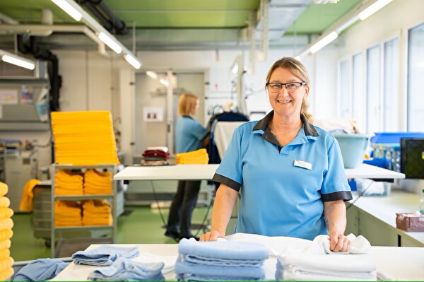 Eine Frau in der Wäscherei