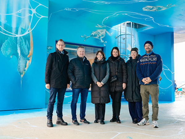 Künstlerduo und Gemeinderatsmitglieder beim Wandbild