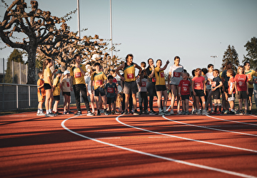 Athletinnen und Athleten auf der Rundbahn Gersag.