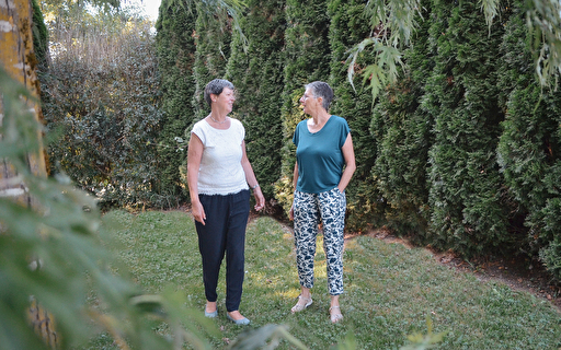 Zwei Frauen im Gespräch im Park
