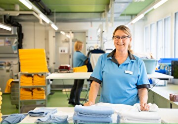 Eine Frau in der Wäscherei