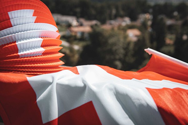 Lampion und Fahne mit Schweizer Kreuz.