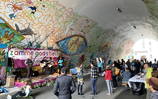 Menschen feiern in Tunnel.