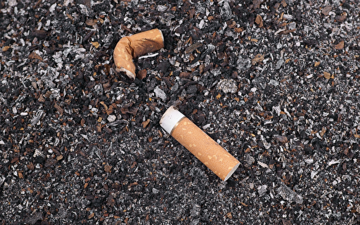 Zigarettenstummel auf dem Boden.