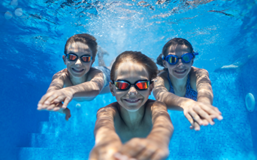 Schwimmende Kinder unter Wasser