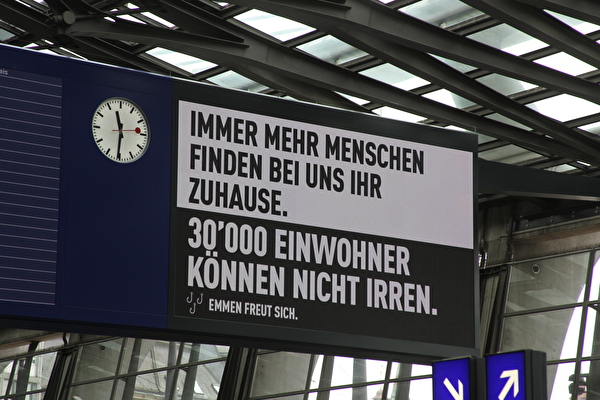 Kampagne 30'000 Einwohner am Bahnhof Luzern