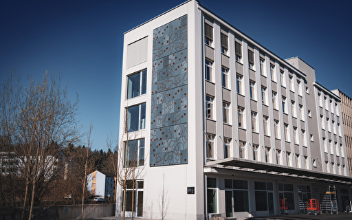 Ein gebäude mit einer farbigen Solarfassade.