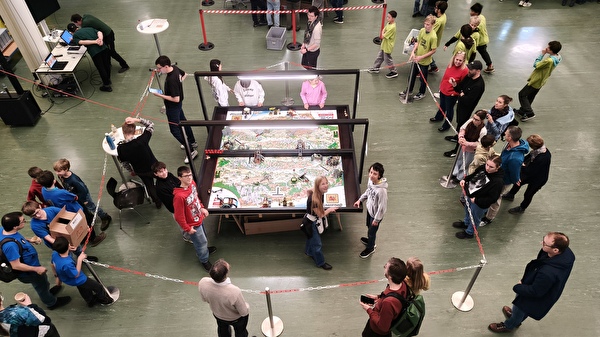 Menschen in einer Halle.