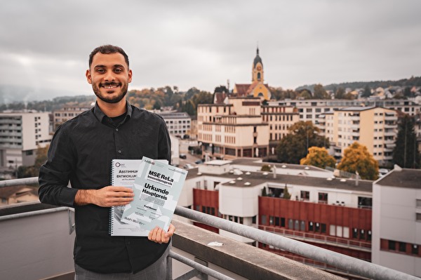 Junger Mann mit Auszeichnung auf Dachterrasse