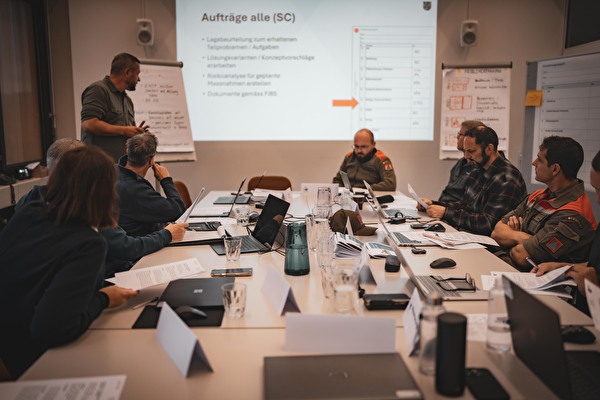 Beschäftigte Gruppe an grossem Tisch