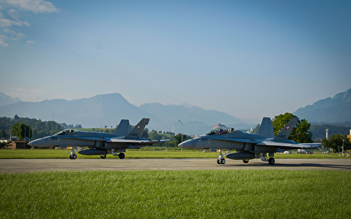 F/A-18 Militärflugzeuge auf der Start- und Landebahn.