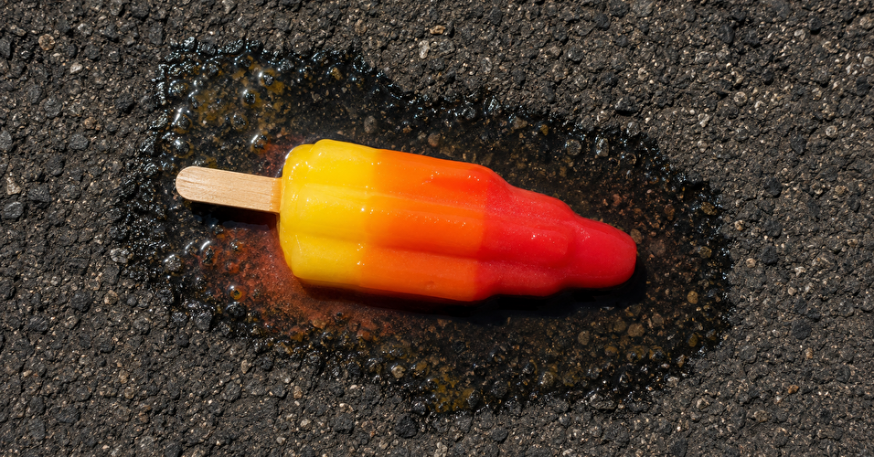 Schmelzendes Glace auf Asphalt.