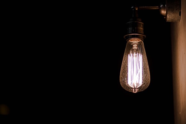 Lampe, die im Dunkeln leuchtet.