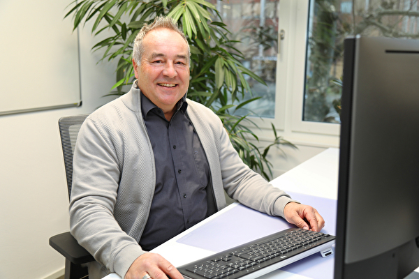 Bruno Rudin (Rektor) an seinem Arbeitsplatz