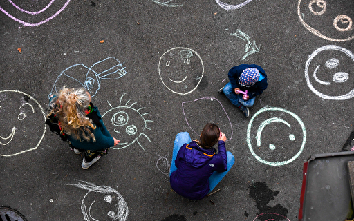 Smileys mit Kreide gemalt