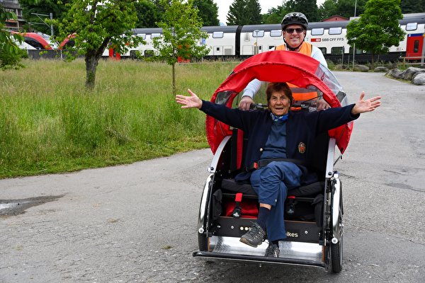 Rikscha mit Fahrer und Passagierin