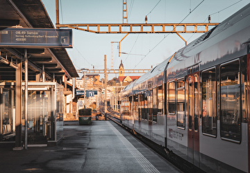 Ein Zug an einem Bahnhof.