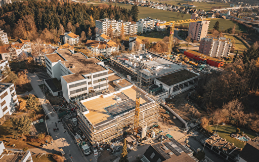 Schulhaus-Baustelle aus Vogelperspektive