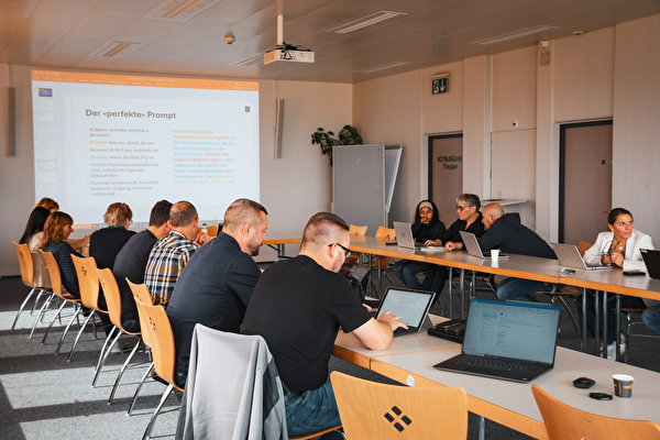 Menschen in einem Sitzungszimmer.