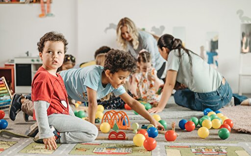Kinder am spielen.