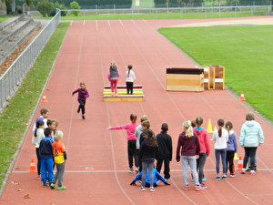 Kinder beim Stafettenlauf