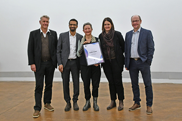 Für ihr Engagement als erfahrene Künstlerin und geschickte Netzwerkerin durfte Judith Huber den Emmer Kulturpreis 2023 entgegennehmen.