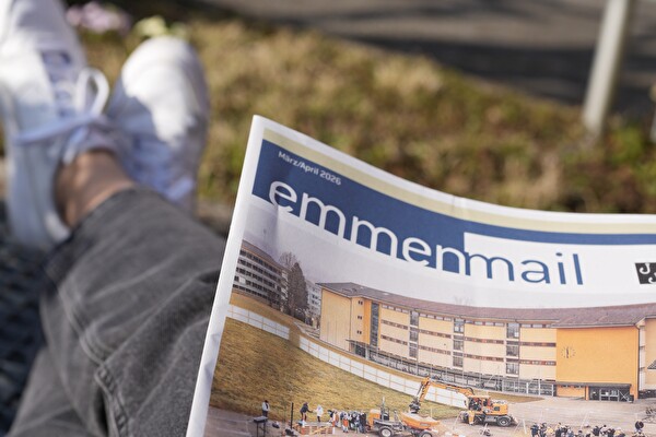 Eine Zeitschrift, gelesen im Park.