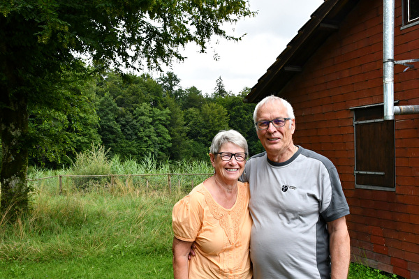 Werner und Erika Hermann vor dem Barackendoerfli