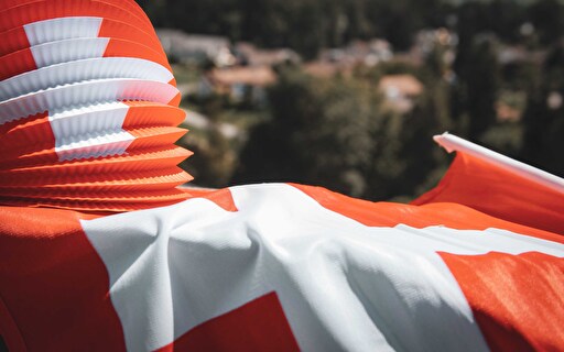 Lampion und Fahne mit Schweizer Kreuz.