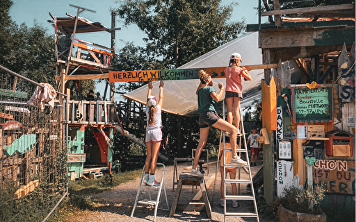 Kinder auf einer Kinderbaustelle.