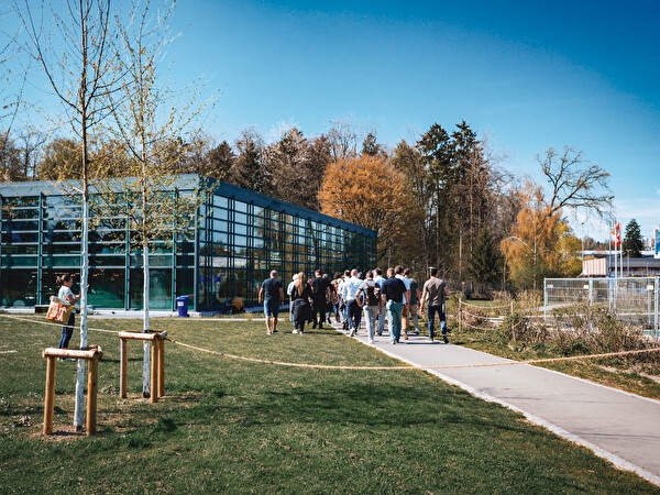 Menschen in der Badeanlage