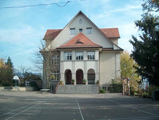 Blick auf das Schulhaus Dorf vom Pausenplatz.