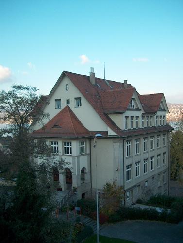 Blick vom Gemeindehaus auf das Schulhaus Dorf.