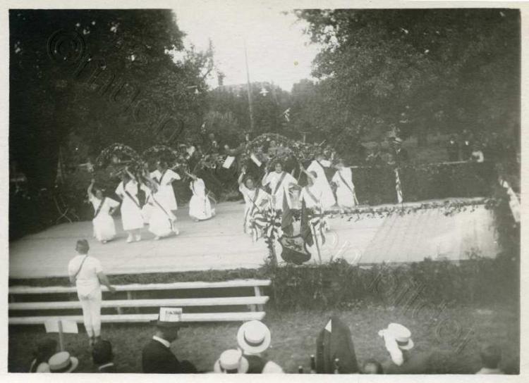 1922 Fahnenweihe Schützengesellschaft, Reigen auf der Bühne bei der Pension Schelling