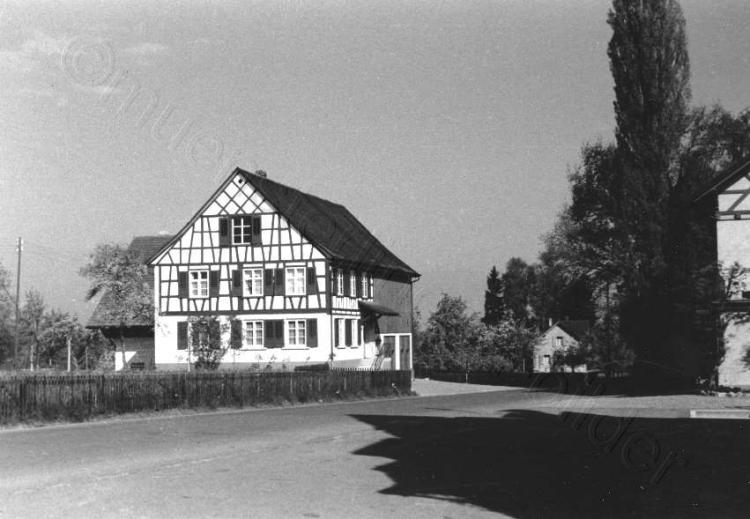 Dorfstrasse mit Haus "Bromguet" gegenüber der Weinhandlung